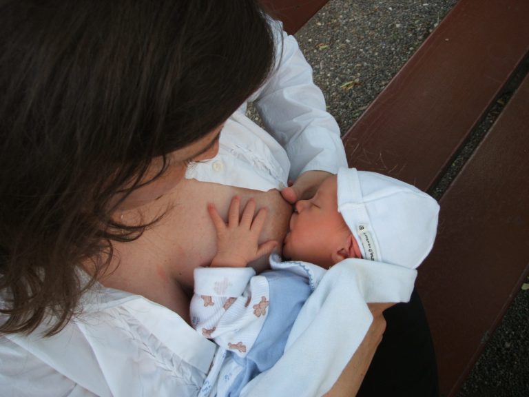 5 Ways to Support Breastfeeding Moms